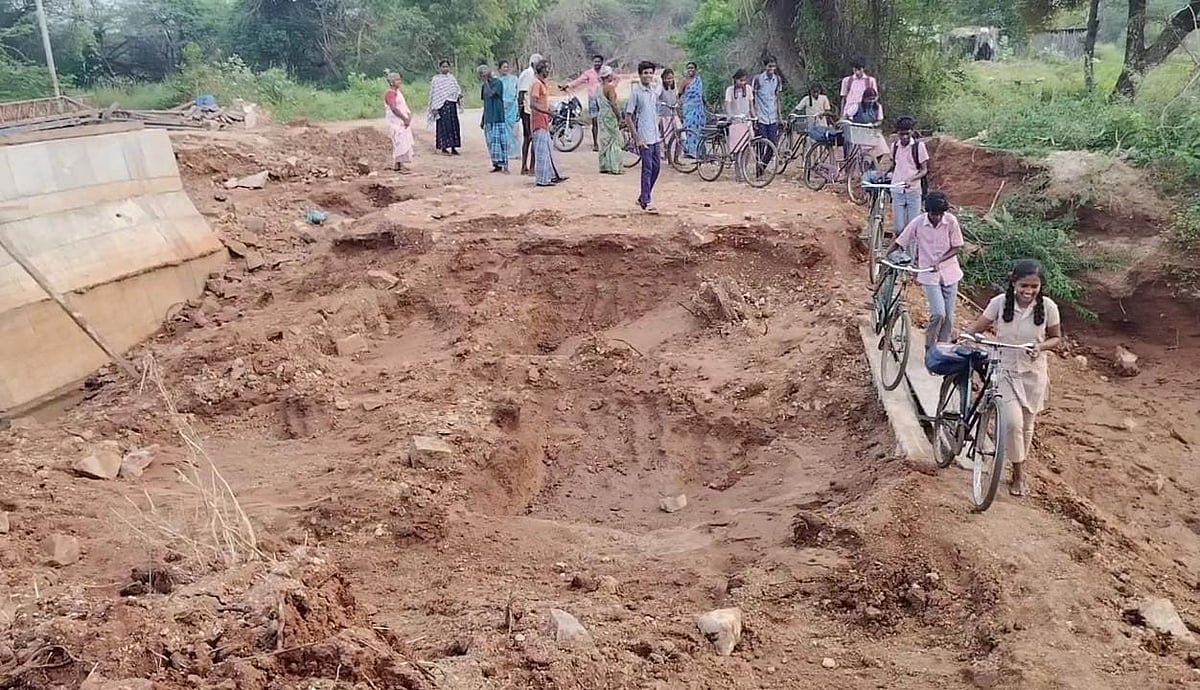 கரூர்: `அல்லல்படும் மாணவர்கள்' - ஆமை வேகத்தில் பாலம் கட்டும் பணி; மழை நீரில் சேதமான தற்காலிக பாதை