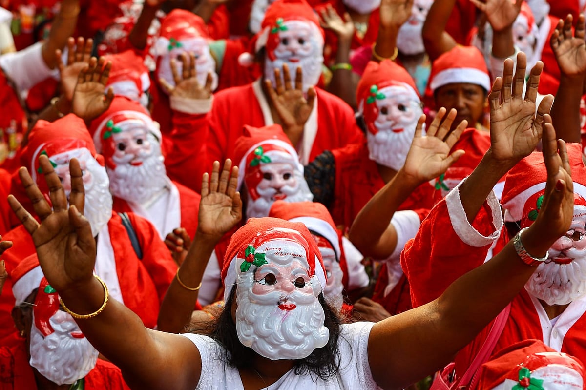 Christmas: 'கிறிஸ்துமஸ் தாத்தா இல்ல... கிறிஸ்துமஸ் பெண்கள்...' - கலர்ஃபுல் கொண்டாட்டம் | Photo Album