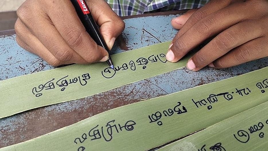 கரூர்: பனை ஓலைகளில் 1300 குறள்கள்; நவீன திருவள்ளுவர்களாக மாறிய அரசுப் பள்ளி மாணவர்கள்!
