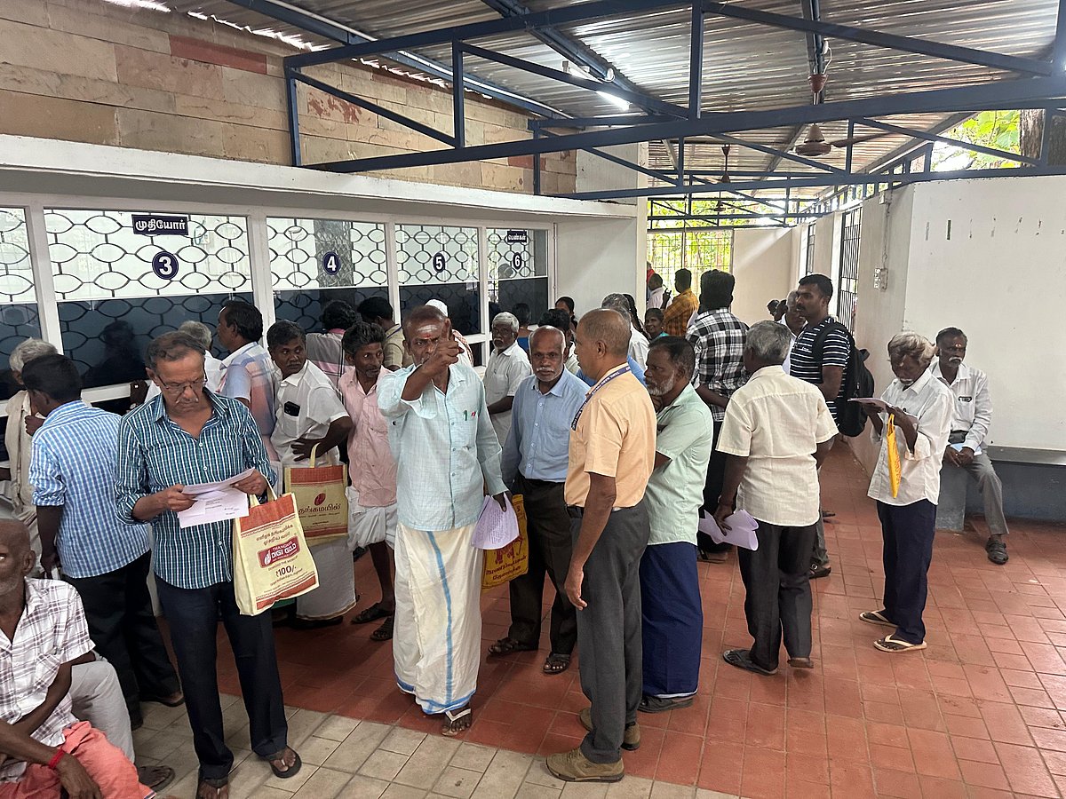 திண்டுக்கல்: `141 மனுக்கள்; 8 வருசமா அலையிறேன்; நடவடிக்கை?’ - ஆட்சியர் அலுவலகத்தில் கதறிய முதியவர்