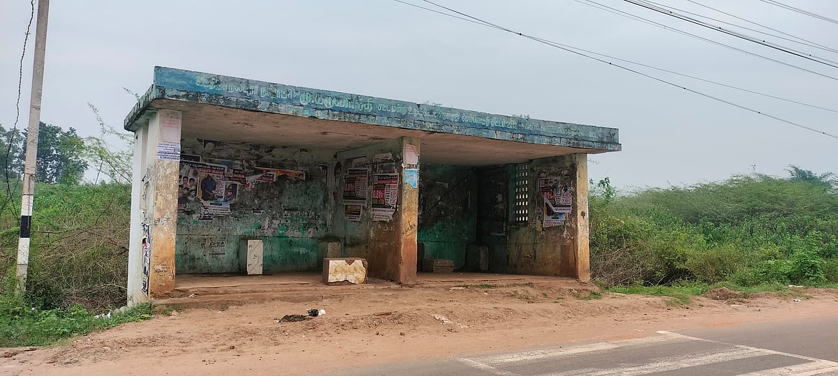 திருவாரூர்: இடிந்து விழும் நிலையில் பேருந்து நிறுத்தம்; அச்சத்தில் பயணிகள்; அலட்சியம் வேண்டாமே அரசே!