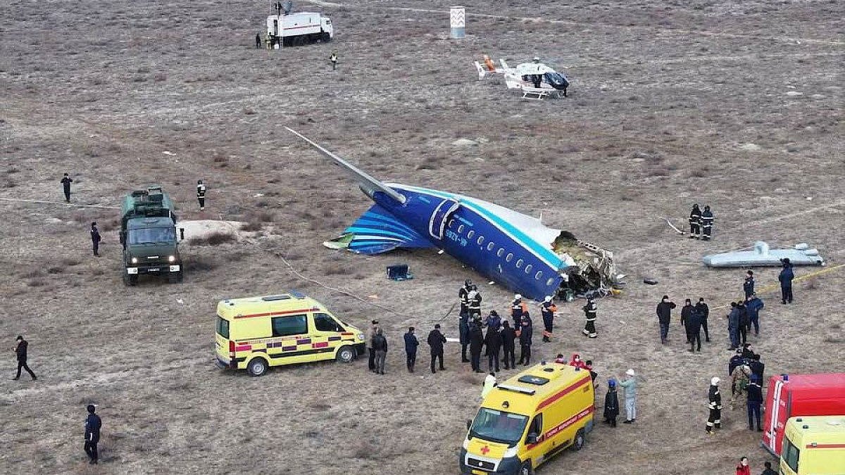 Plane crash : அவசரமாகத் தரையிறங்குகையில் வெடித்துச் சிதறிய விமானம்... 42 பேர் பலி | அதிர்ச்சி வீடியோ