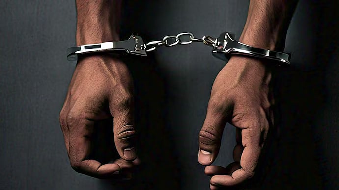 UP: வகுப்பில் ஆபாச வீடியோ பார்த்த ஆசிரியர்... சிரித்த மாணவர்களை ஆத்திரத்தில் தாக்கியதால் கைது