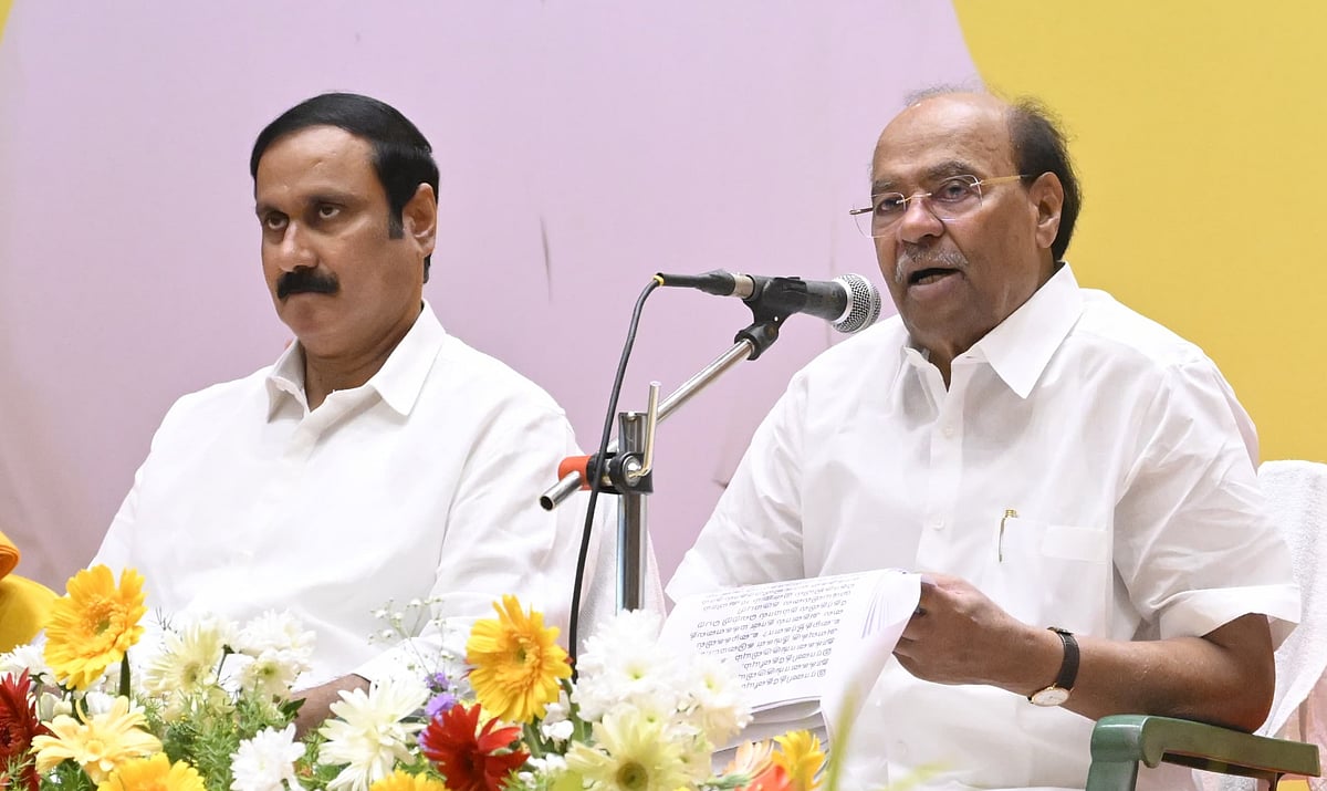 பாமக: `நான் சொல்வதுதான் முடிவு’ சீறிய ராமதாஸ் ; மைக்கை வீசிய அன்புமணி - கருத்து மோதலின் பின்னணி?