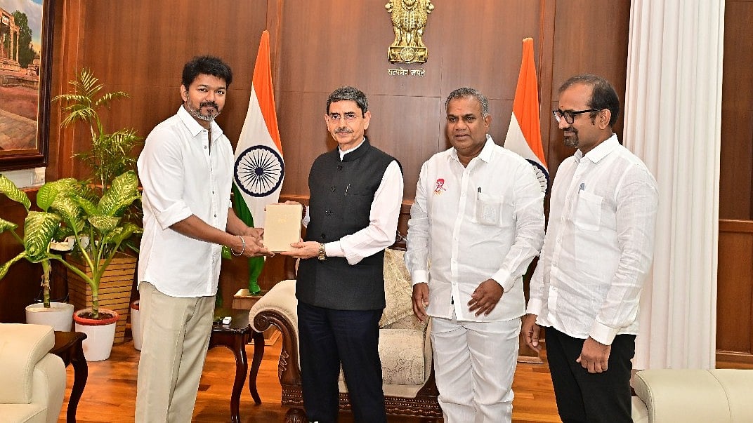 TVK Vijay: `சட்டம் ஒழுங்கு டு ஒன்றிய அரசின் நிதி’ ஆளுநரை சந்தித்த விஜய் - மனுவில் உள்ளது என்ன?