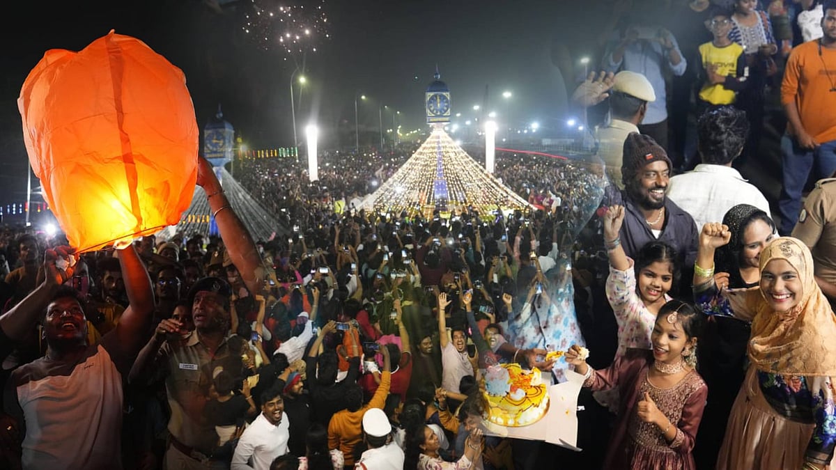 New Year Celebration 2025: மெரினாவில் புத்தாண்டு கொண்டாட்டம்!!! - | Photo Album