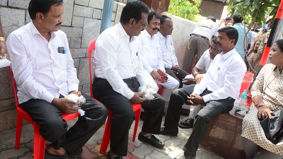 காட்பாடி: துரைமுருகன் வீட்டில் ED ரெய்டு... வெளியே டீ, சமோசா, சிக்கன் பிரியாணி.. மெனு விவரம்!