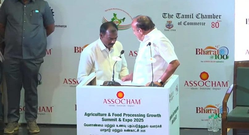 `பேப்பர் எங்கே?’ மேடையில் உதவியாளரை தரக்குறைவாக திட்டிய அமைச்சர் எம்.ஆர்.கே.பன்னீர்செல்வம்!