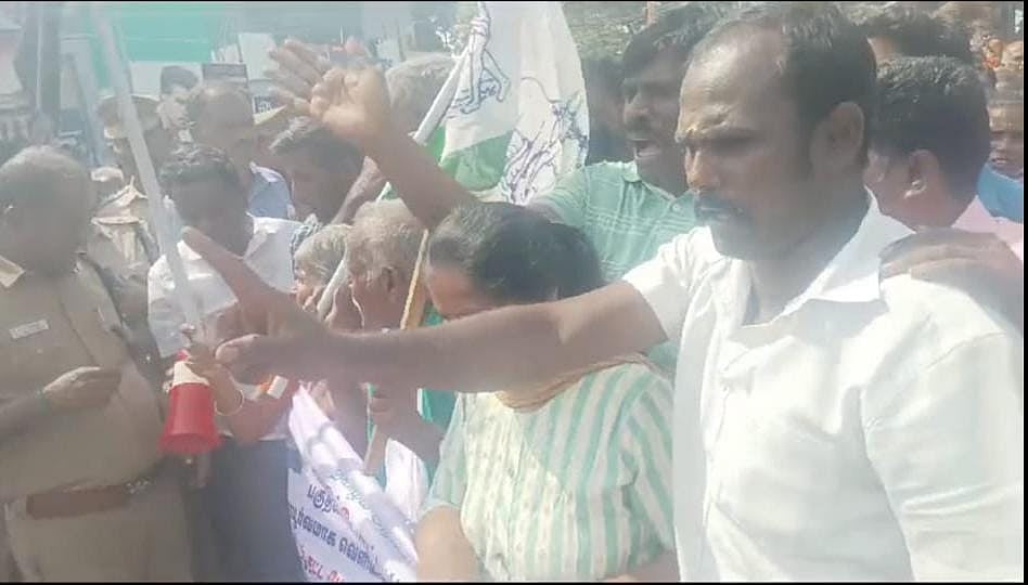 திருச்சி: 'மாநகராட்சியோடு சேர்க்க கூடாது’ - சாலை மறியல் போராட்டத்தில் குதித்த மக்கள்