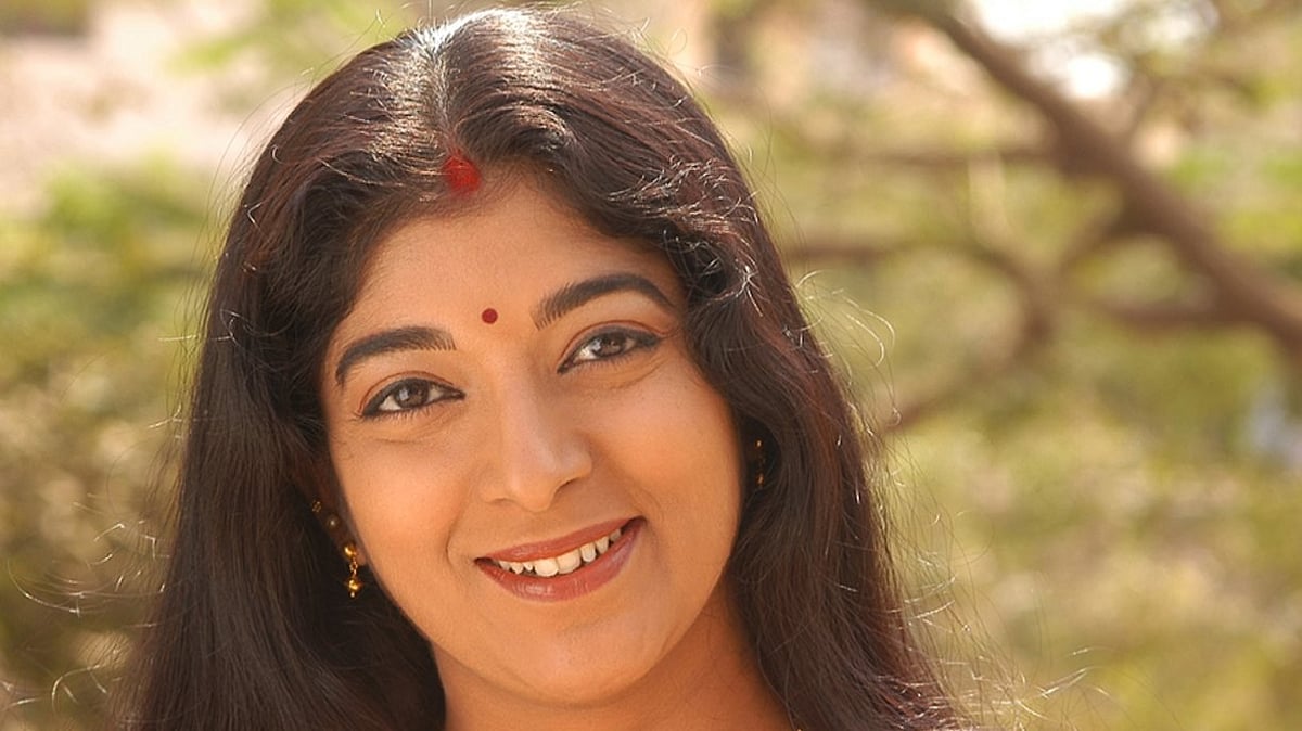 ``நல்ல கணவரை தேடிட்டிருக்கேன்; முதல் கல்யாண பத்திரிகை உங்களுக்குதான்..!’ - நடிகை சித்தாரா பர்சனல்