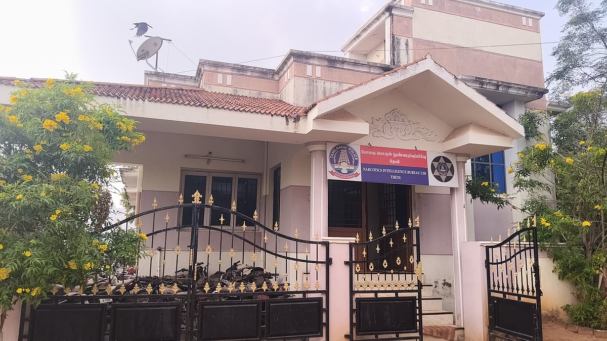 தேனி: காவல் நிலையத்தில் கொள்ளை முயற்சி... பரபரத்த போலீஸ்; இருவர் கைது! - நடந்தது என்ன?