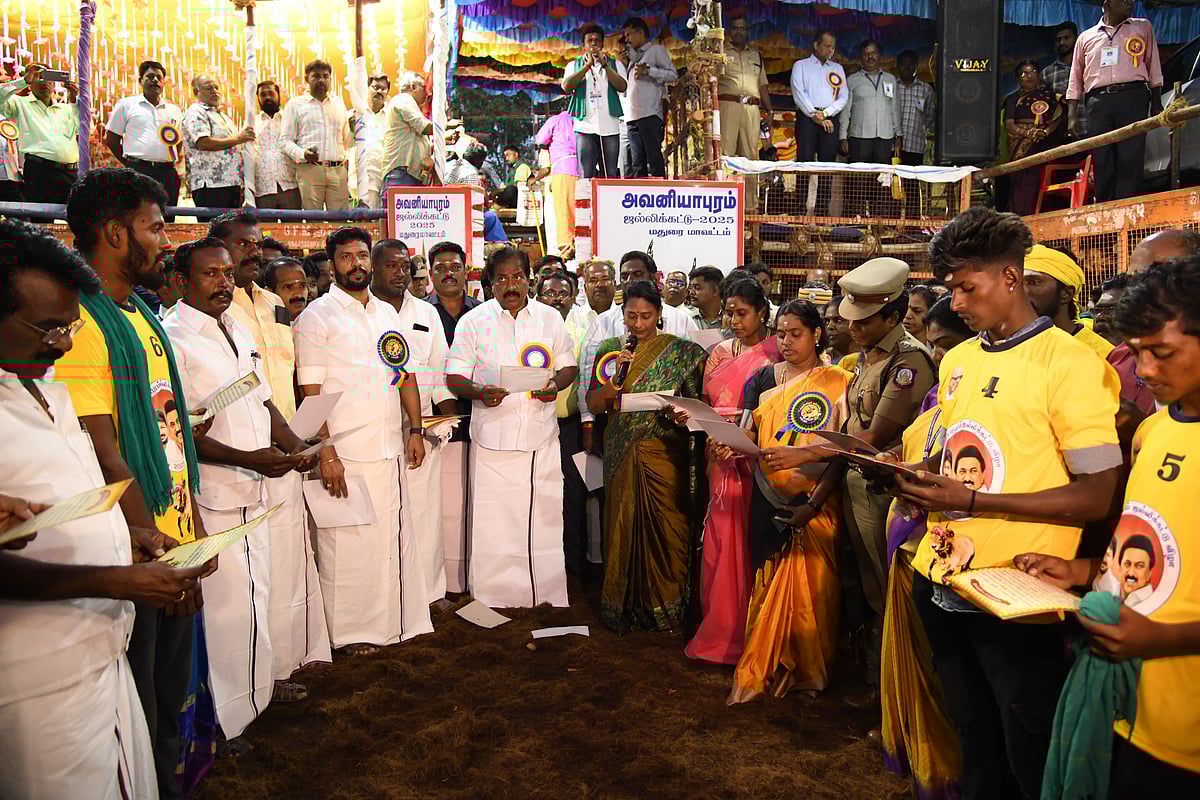 அவனியாபுரம் : துறுதுறு இளைஞர்கள்... சீறும் காளைகள் - 
டிராக்டர், நிசான் கார் பெறப்போவது யார்?!