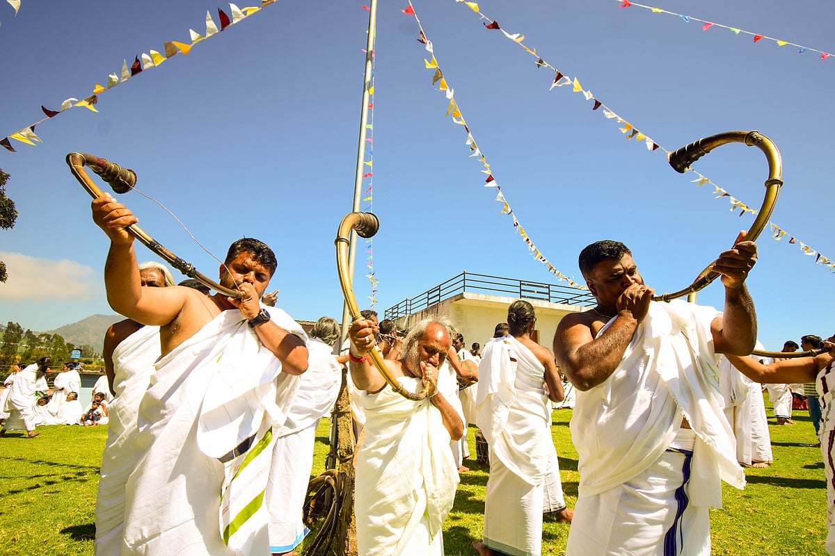 நீலகிரி: குல தெய்வத் திருவிழா... நடனமாடி கொண்டாடிய கோத்தர் பழங்குடியின மக்கள்! | Photo Album
