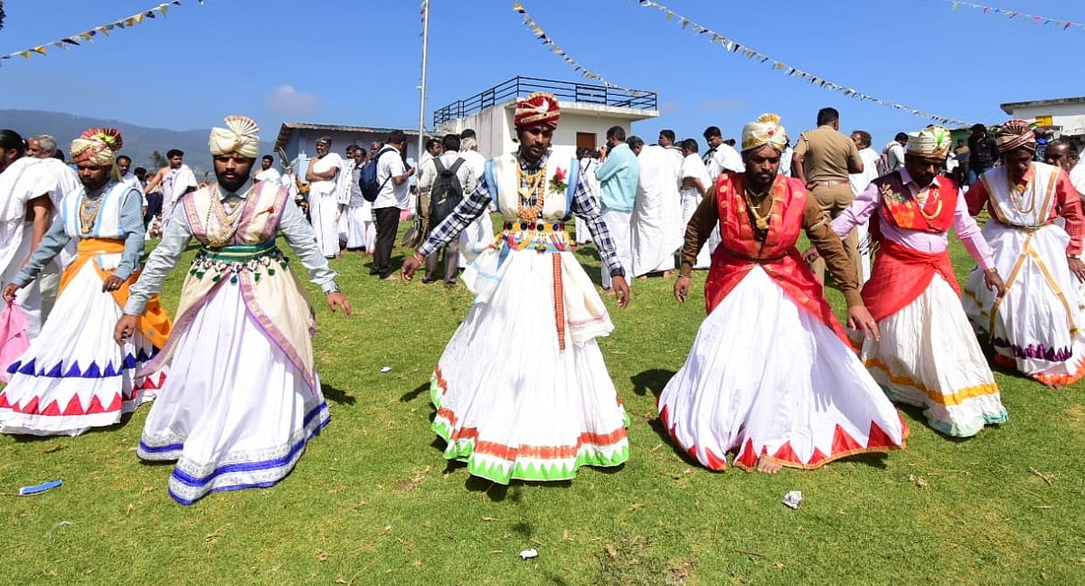 ஊட்டி: ராஜ வேடம், பாரம்பர்ய இசையில் நடனம்; களைகட்டிய கோத்தர் பழங்குடிகளின் திருவிழா!