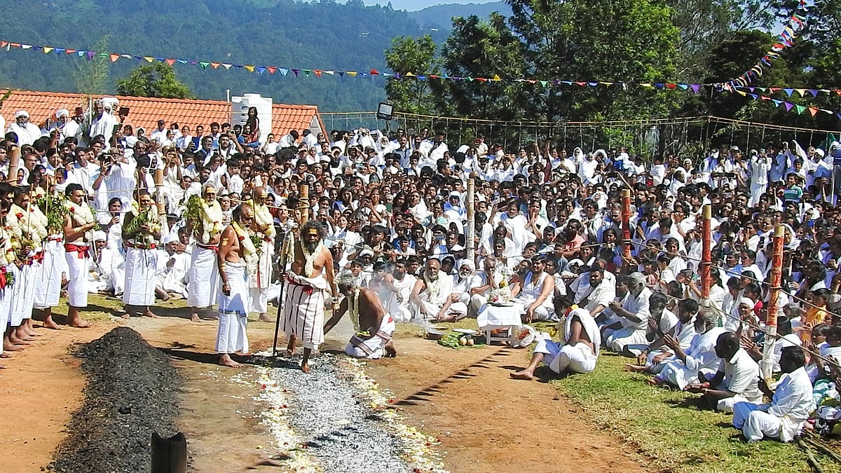 வெண்ணிற உடையில் பல்லாயிரக்கணக்கான பக்தர்கள் ; 9 பேருக்கு மட்டுமே குண்டம் இறங்க அனுமதி- ஏன் தெரியுமா?