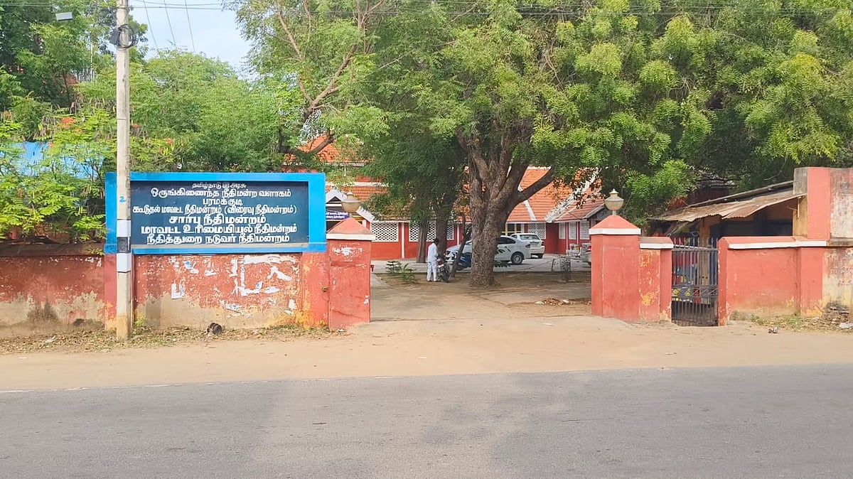 பரமக்குடி: நீதிபதியை நோக்கி வீசப்பட்ட காலணி... மானாமதுரை எம்.எல்.ஏ சகோதரர் கைது!