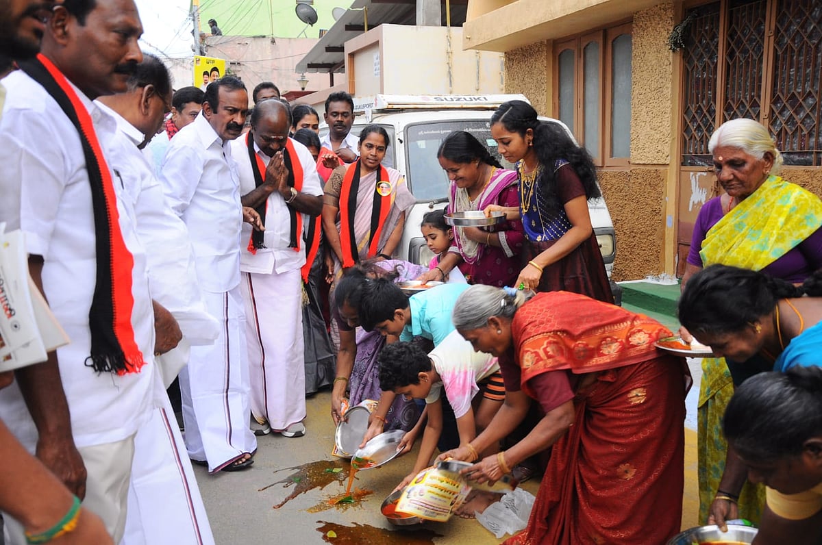 ஈரோடு: ``ஆரத்திக்கு தான்; வாக்குக்கு கொடுக்கவில்லை; அனுதாபப்பட்டு கொடுத்திருக்கலாம்” - முத்துசாமி