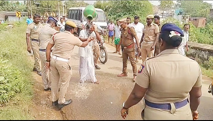 விருதுநகர்: ஆக்கிரமிப்புகளை அகற்ற எதிர்ப்பு; முதியவர் தீக்குளிக்க முயன்றதால் பரபரப்பு; நடந்தது என்ன?