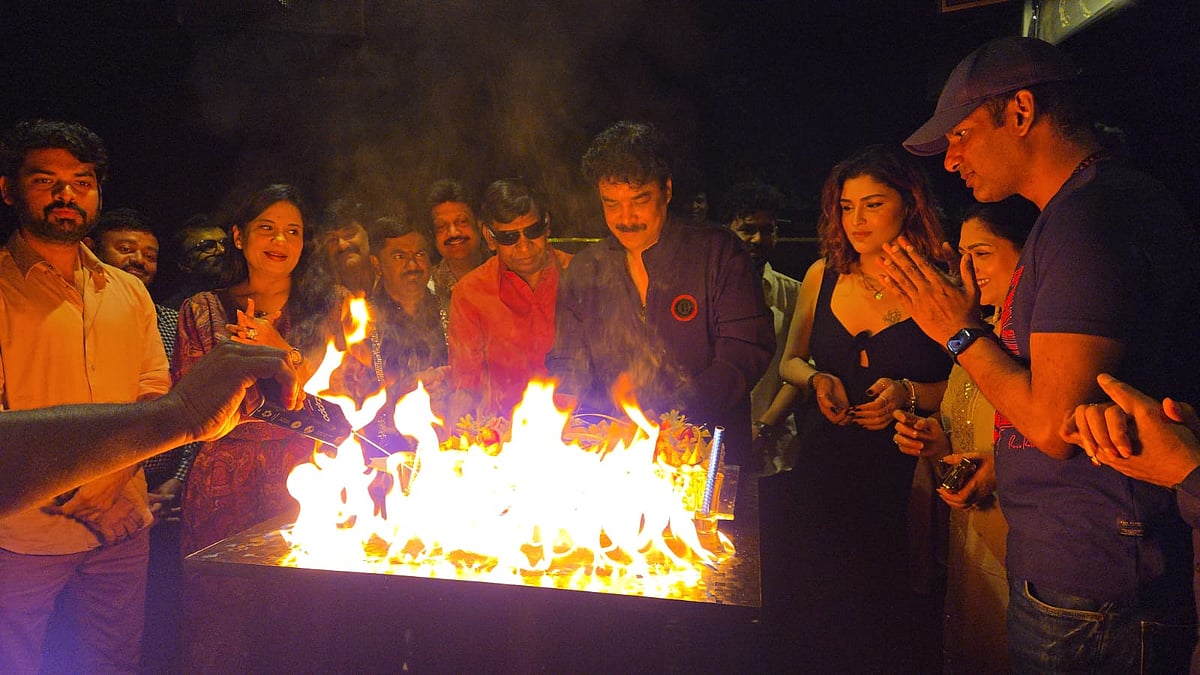 Sundar.C : அணி வகுத்த பிரபலங்கள்... நண்பர்களுடன் பிறந்தநாள் கொண்டாடிய சுந்தர்.சி | Photo Album