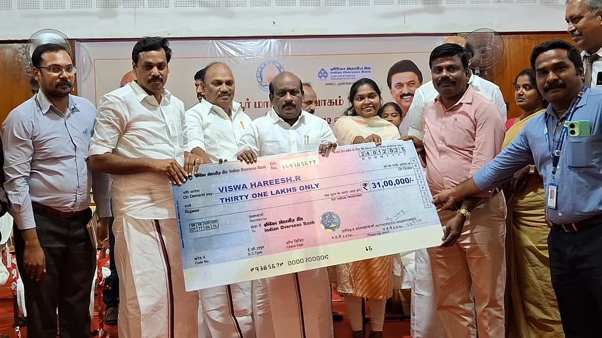 `மேடையிலிருந்த யாரும் அந்த தவிப்பை உணரல..’ - கலங்கிய தாய்; தமிழ்த்தாய் வாழ்த்து பாடச் சென்ற மாணவிகள்