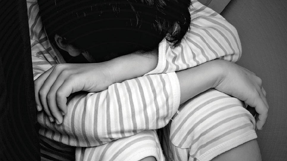 காவல்துறையின் சோதனை; பறிபோன 4 வயது சிறுமியின் உயிர்; காவலர்கள் பணியிடை நீக்கம்.. என்ன நடந்தது?