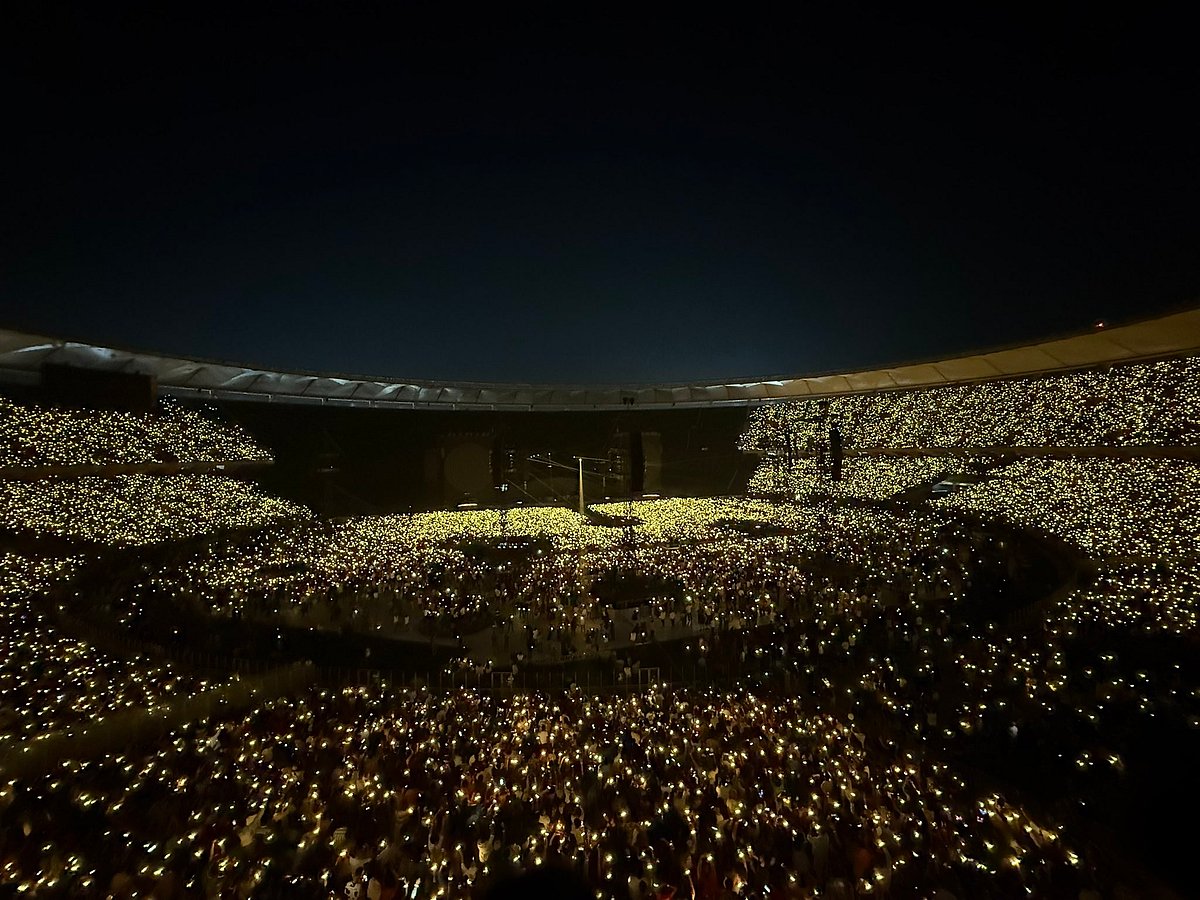 Coldplay: லட்சத்தில் குவியும் ரசிகர்கள்; இந்தியாவில் மாஸ் காட்டும் இசைக் குழு! - யார் இவர்கள்?