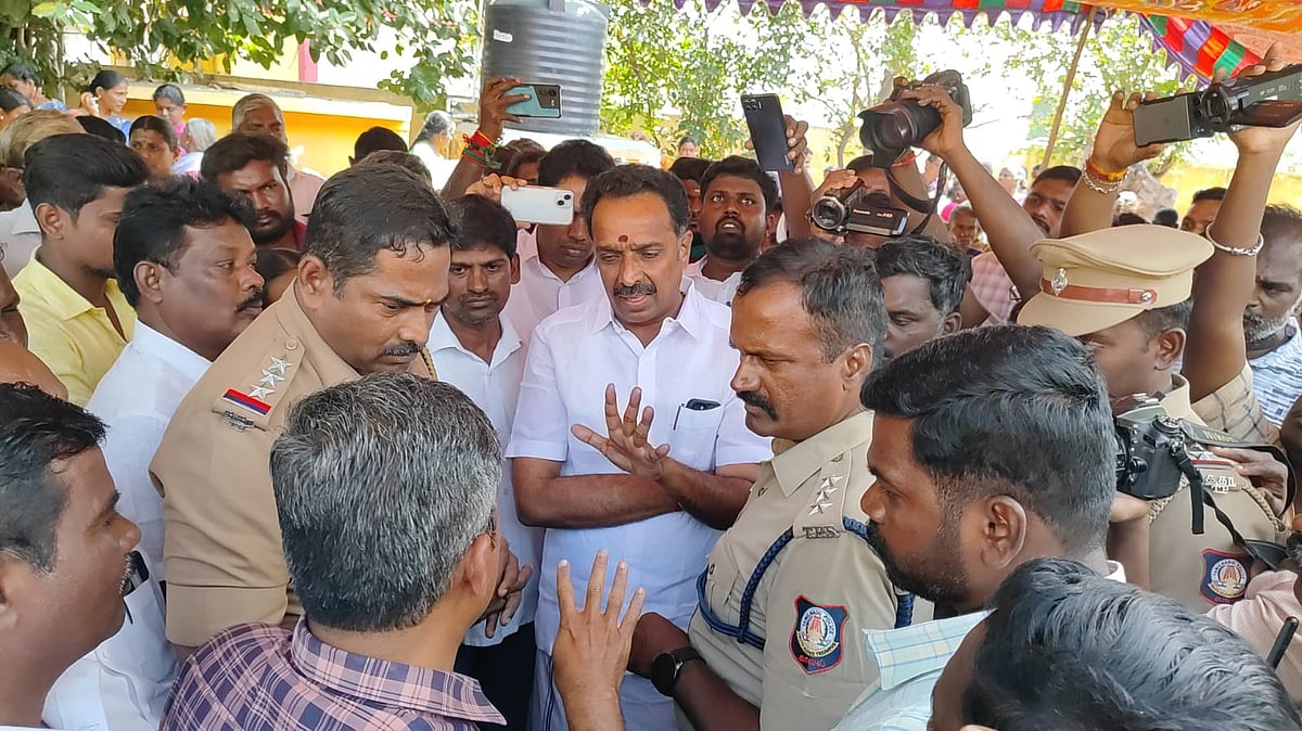 மாநகராட்சியுடன் இணைக்கக்கூடாது... எம்.ஆர்.விஜயபாஸ்கர் எதிர்ப்பு; கிராம சபைக் கூட்டத்தில் தள்ளுமுள்ளு