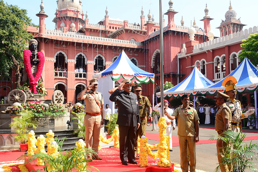 சென்னை உயர்நீதிமன்றத்தில் குடியரசு தின விழா... காவலர்களின் சாகச நிகழ்ச்சிகள் | Photo Album