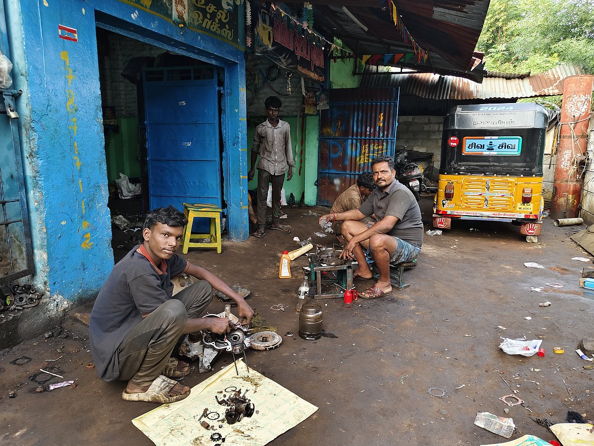 500 மீட்டரில் 200 கடைகள்... எப்போதும் பரபரப்பாக இயங்கும் திருவாரூர் பழைய தஞ்சை சாலை.. ஒரு விசிட்!