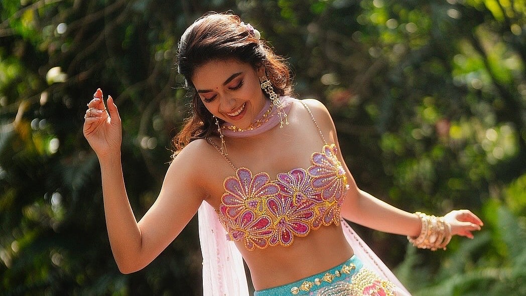 Keerthy Suresh: `தமிழ் மருதாணி மீட்ஸ் பாலிவுட் Kitsch..!' - கீர்த்தி சுரேஷ் க்ளிக்ஸ்