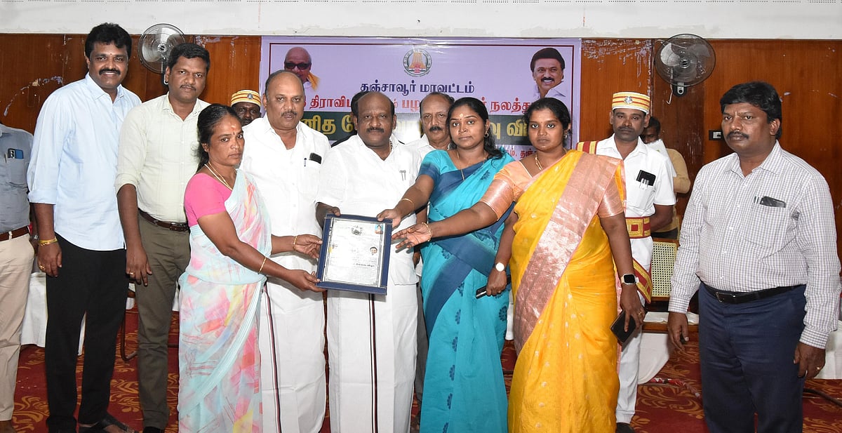 தஞ்சாவூர்: பசியோடு காத்திருந்த மாணவர்கள்; 5 மணி நேரம் தாமதமாக வந்த அமைச்சர்; கொந்தளித்த பெற்றோர்