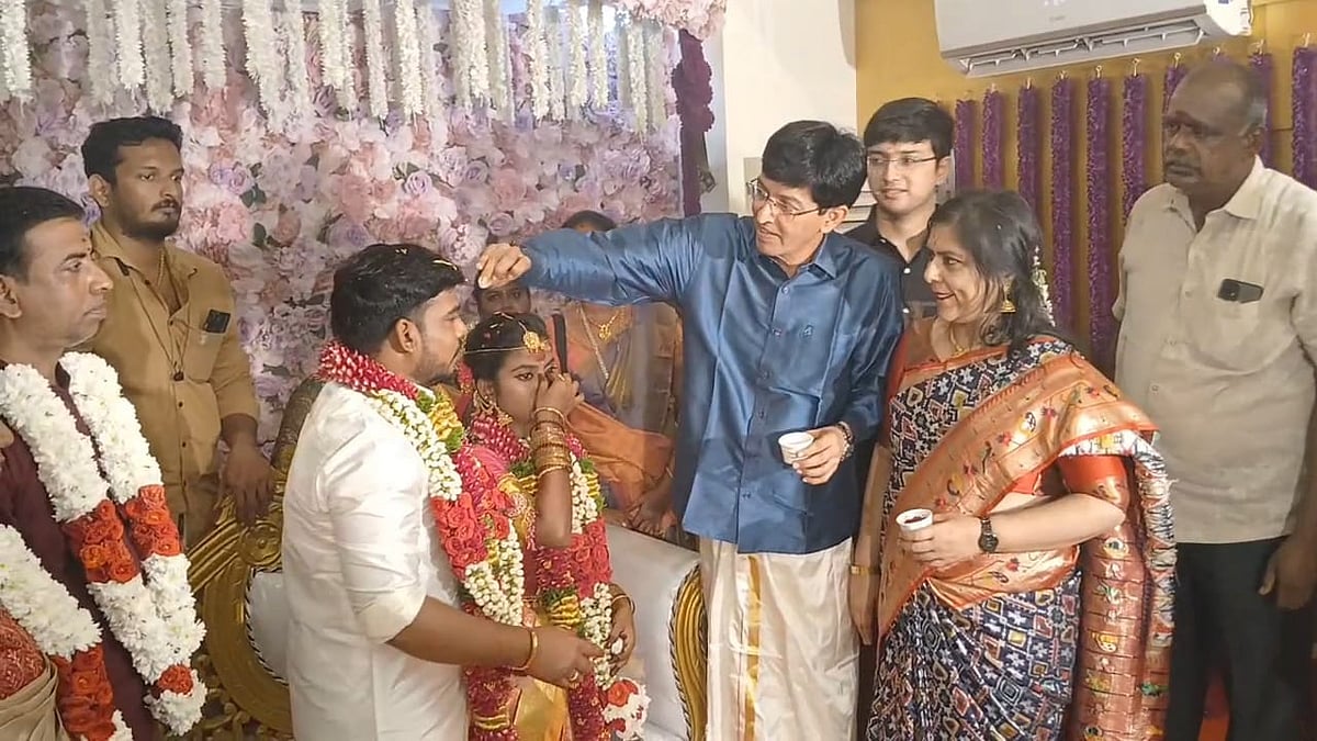 `தெய்வம் தந்த பூவின் முகத்தில் மகிழ்ச்சி' நெகிழ்ந்த ராதாகிருஷ்ணன் ஐஏஎஸ்; கலங்கிய நாகை