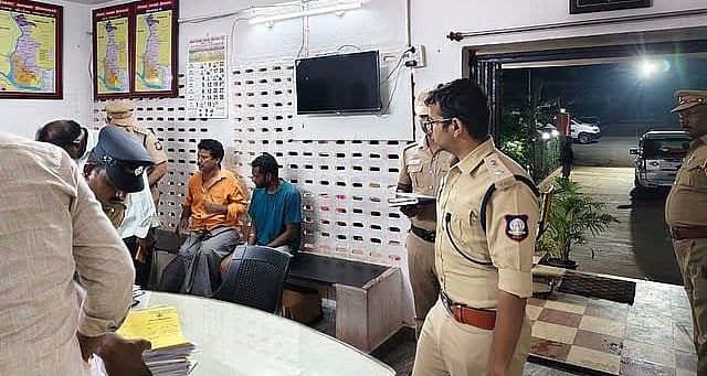 ராணிப்பேட்டை: காவல் நிலையம் மீதே பெட்ரோல் குண்டு வீச்சு - அதிர்ச்சி கொடுத்த முகமூடி ஆசாமிகள்