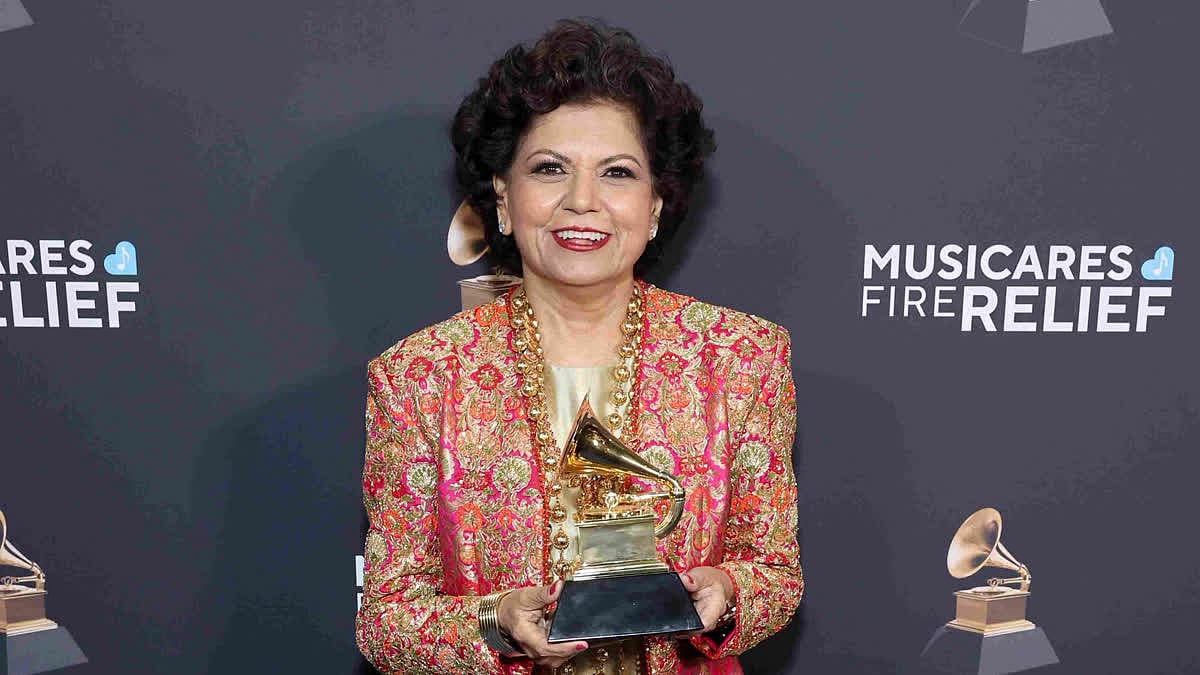 Grammy Awards: `70 வயதில் சாதனை' கிராமிய விருதை வென்ற இந்திய வம்சாவளியைச் சேர்ந்த பாடகி