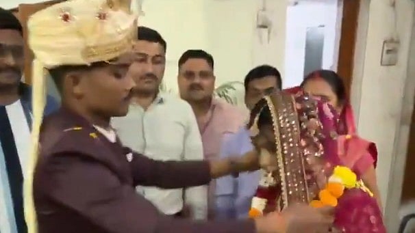 சாப்பாடு பிரச்னையில் திருமணத்தை நிறுத்திய மணமகன் வீட்டார்... காவல் நிலையத்தில் நடத்தி வைத்த போலீஸார்