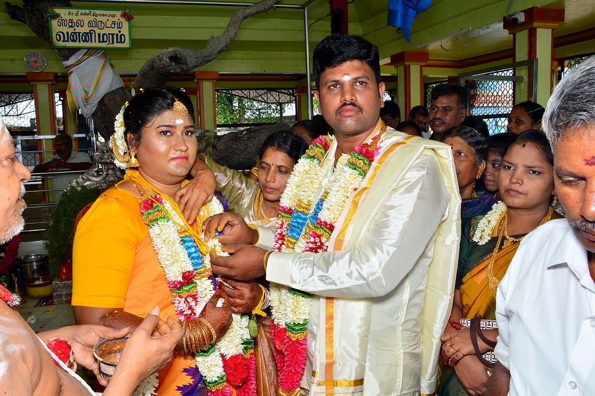 பொட்டுத்தங்கம் கிடையாது; மஞ்சக்கயிறே தாலி..! கிராமத்தின் வினோத பழக்கம் - Explainer