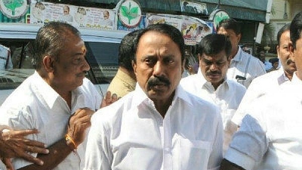 செங்கோட்டையன் வீட்டில் குவிந்த அதிமுக நிர்வாகிகள் -அவரச ஆலோசனையா? -பரபரப்பில் அதிமுக