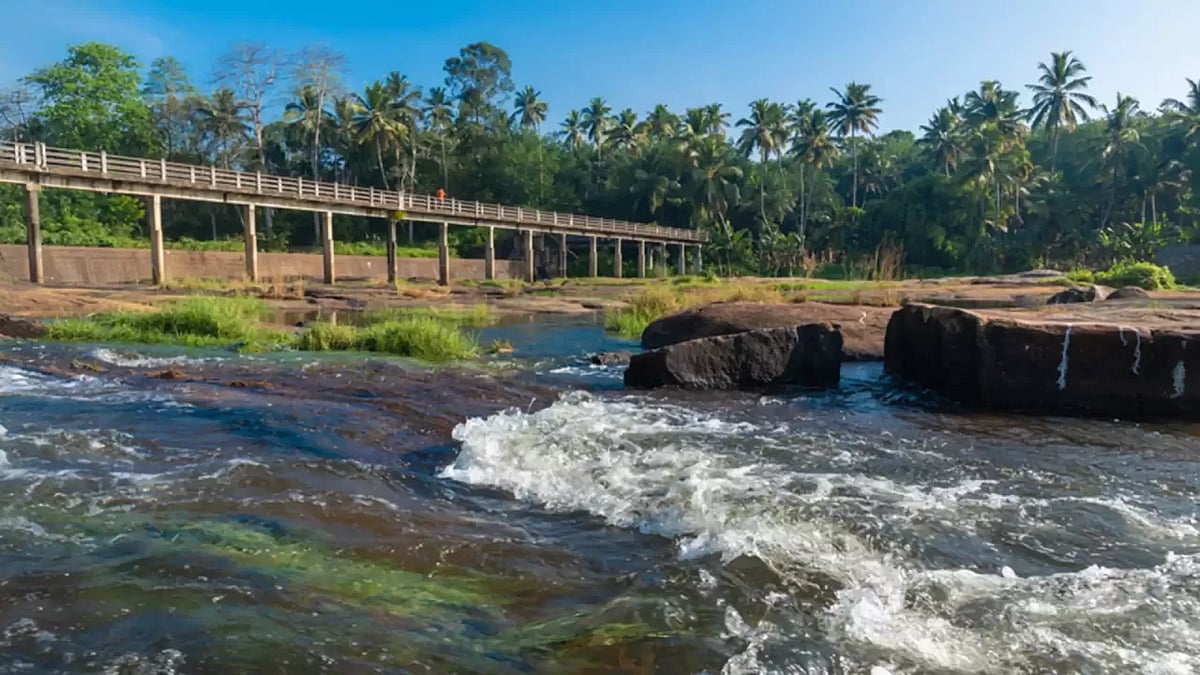 மாத்தூர் தொட்டில் பாலத்தில் காமராஜர் கல்வெட்டு உடைப்பு; போலீஸ் விசாரணை!