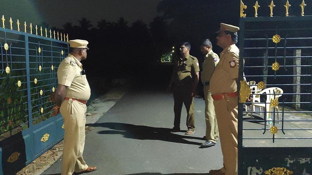 செங்கோட்டையன் வீட்டுக்குத் துப்பாக்கி ஏந்திய போலீஸ் பாதுகாப்பு -பின்னணி என்ன? 