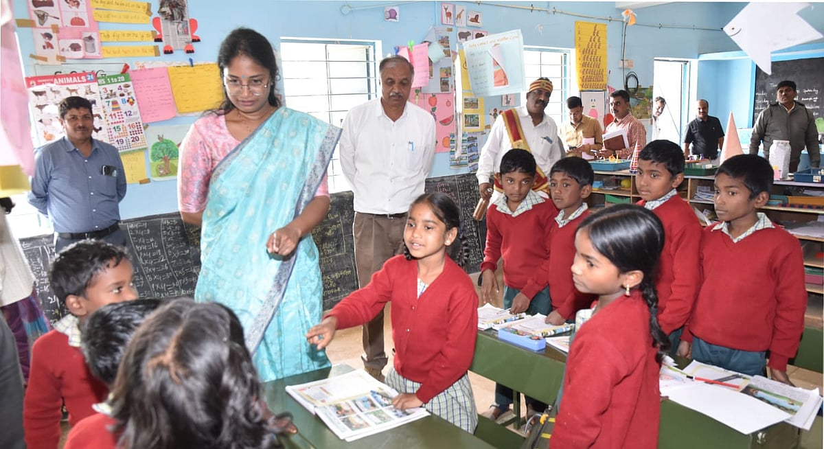 ஊட்டி: 80 அரசு தொடக்கப்பள்ளிகளை ரகசியமாக மூடும் திட்டத்தில் அதிகாரிகள்?! - நடப்பது என்ன?