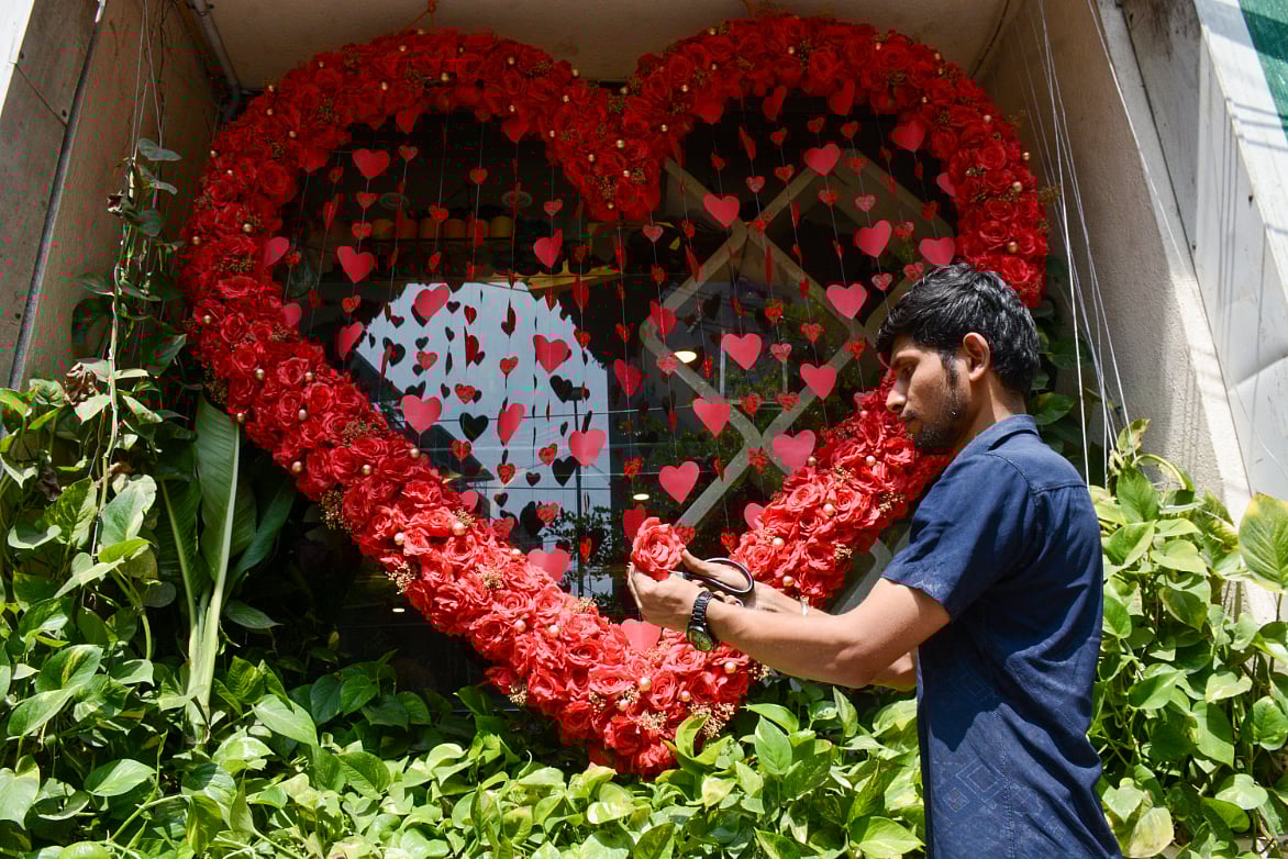 Valentine's Day : காதலர் தினம்... விற்பனைக்காக குவியும் ரோஜா பூக்கள் | Rose Clicks