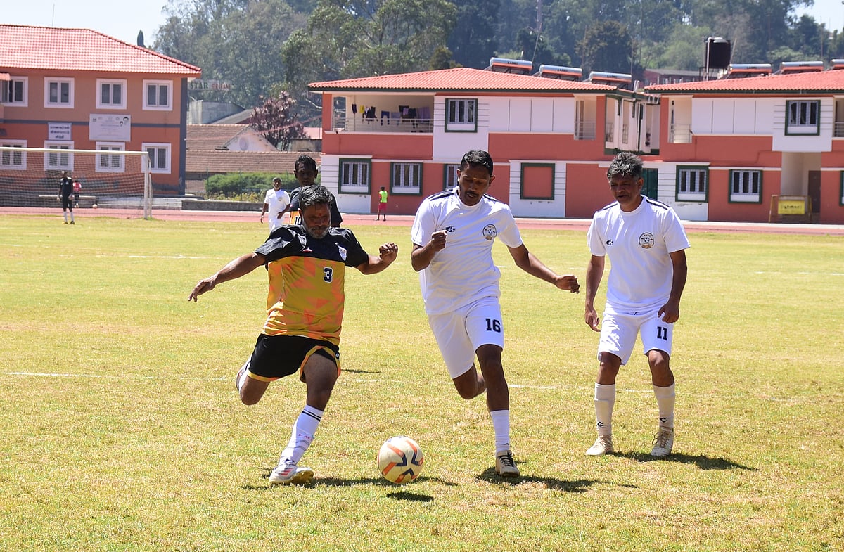 ஊட்டி: `ஸ்போர்ட்ஸ்க்கு ஏது சார் ஏஜ் லிமிட்?' அசத்தலாக நடைபெற்ற மூத்தாேர் கால்பந்தாட்ட பாேட்டி; Album