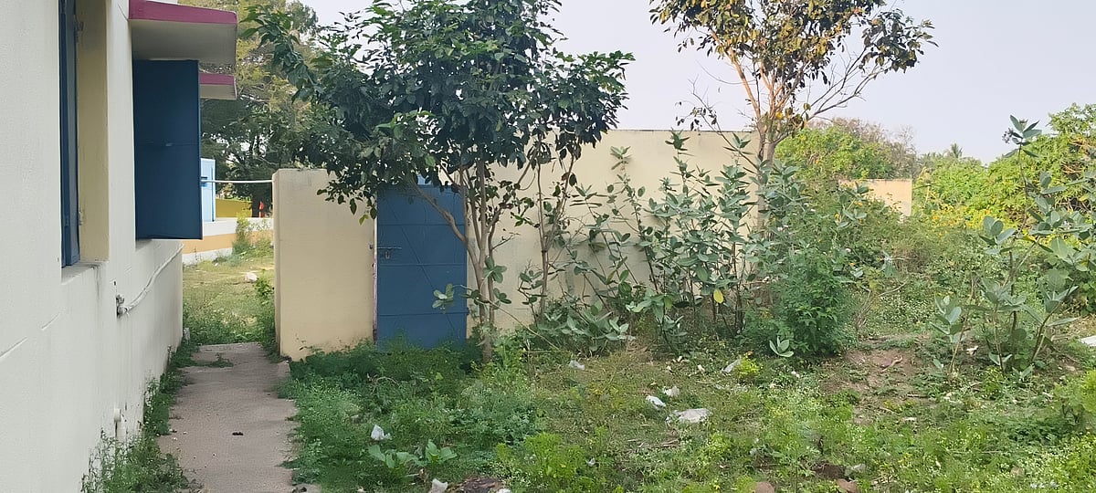 அணைக்கட்டு: `மகளிர் திட்ட அலுவலகத்திலேயே மகளிருக்கான கழிவறை சரியாக இல்லை...' - குமுறும் பெண்கள்!