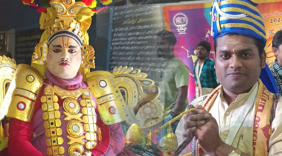 28 வயதில் 26 வேடங்கள்... டெல்லியில் மயானக் கொள்ளை... தெருக்கூத்து கலைஞர் சூர்யாவின் கலைப்பயணம்!