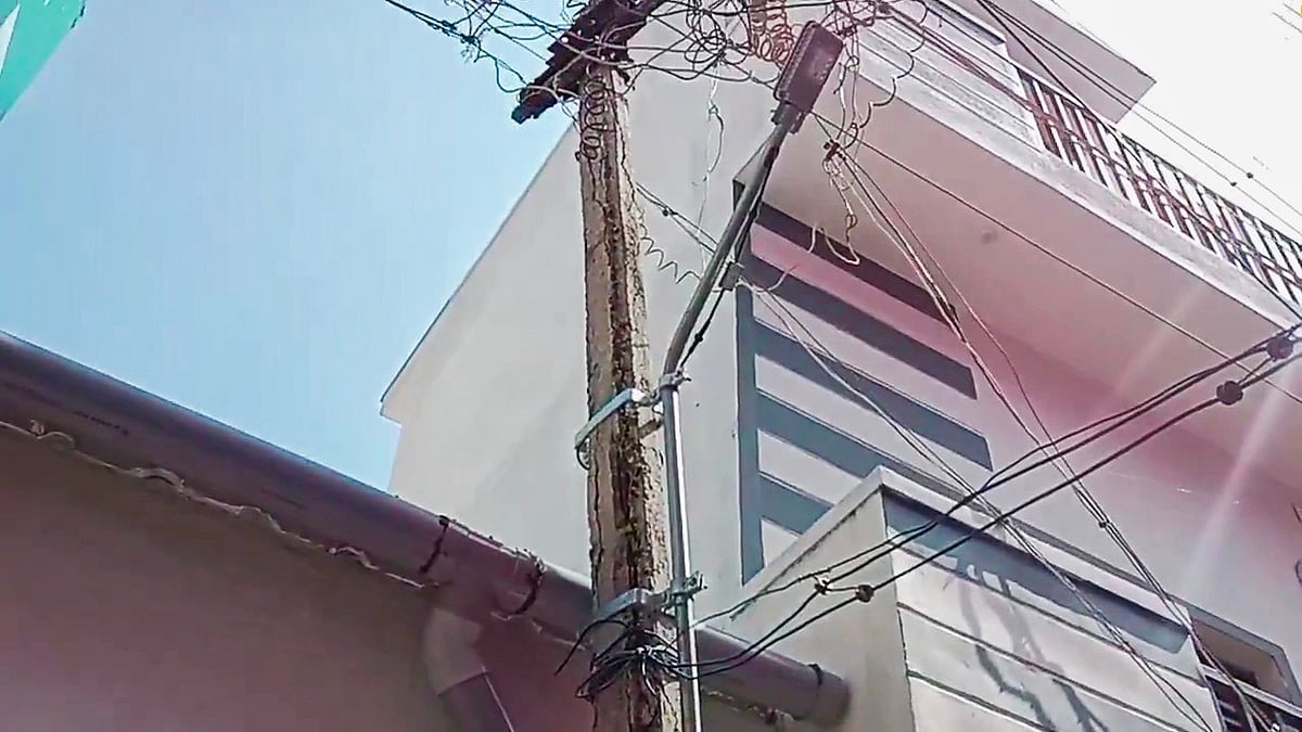 திருப்பத்தூர்: அபாய நிலையில் மின் கம்பம்... `எங்கள் உயிருக்கு யார் பொறுப்பு?' - அச்சத்தில் மக்கள்!