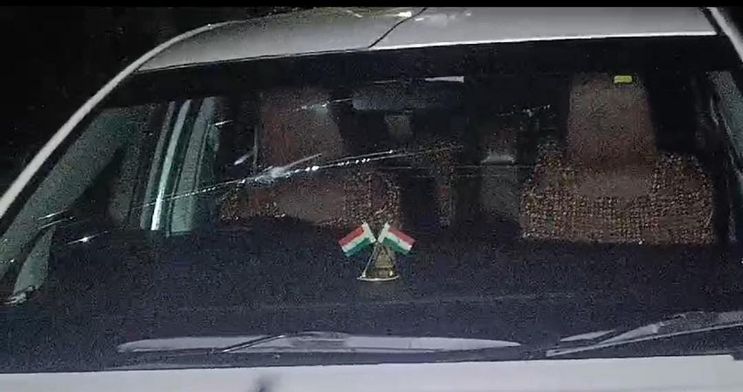 திண்டுக்கல்: அதிகாரிகளின் அலட்சியத்தால் விரக்தி; கலெக்டர் கார் கண்ணாடியை உடைத்த நபர்; நடந்தது என்ன?