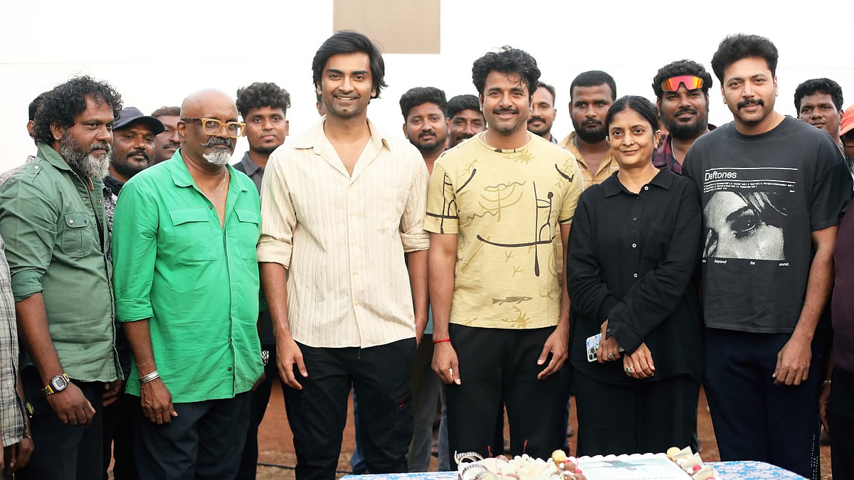 Sivakarthikeyan: 'பராசக்தி' ஷூட்டிங்கில் சிவகார்த்திகேயனின் பிறந்தநாள் கொண்டாட்டம்! | Photo Album 