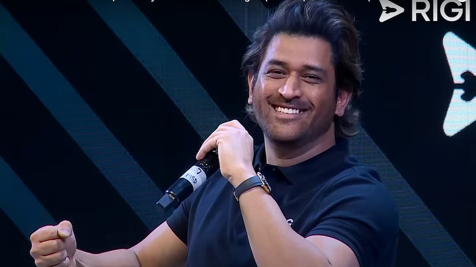 Dhoni: 'என் வழி.. தனி வழி' - மாஸாக பஞ்ச் டயலாக் பேசிய தோனி; வைரலாகும் வீடியோ 