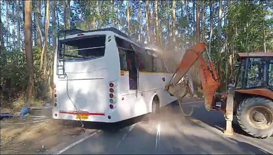 நாகர்கோவில் கல்லூரியில் இருந்து மூணாறு சுற்றுலா... பஸ் கவிழந்து 3 பேர் பலி -நடந்தது என்ன?