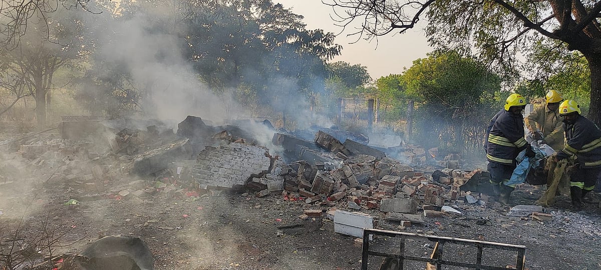 சிவகாசி: மூலப்பொருள் உராய்வு; பட்டாசு ஆலையில் வெடி விபத்து - தொழிலாளி உடல் கருகி பலி!